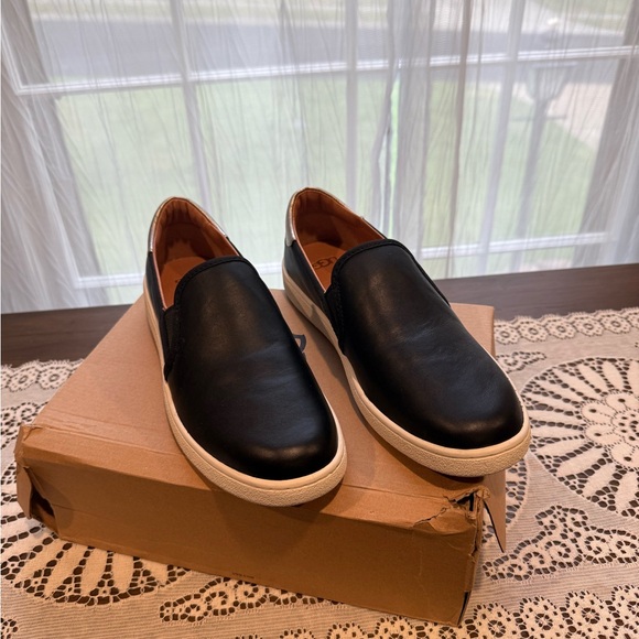 UGG Women’s Black Leather Slip Ons - Picture 1 of 7